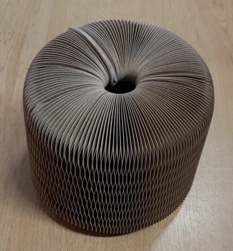 Zolux Chatouille Drapka tekturowa składana podwójna z piłkami i kocimiętką